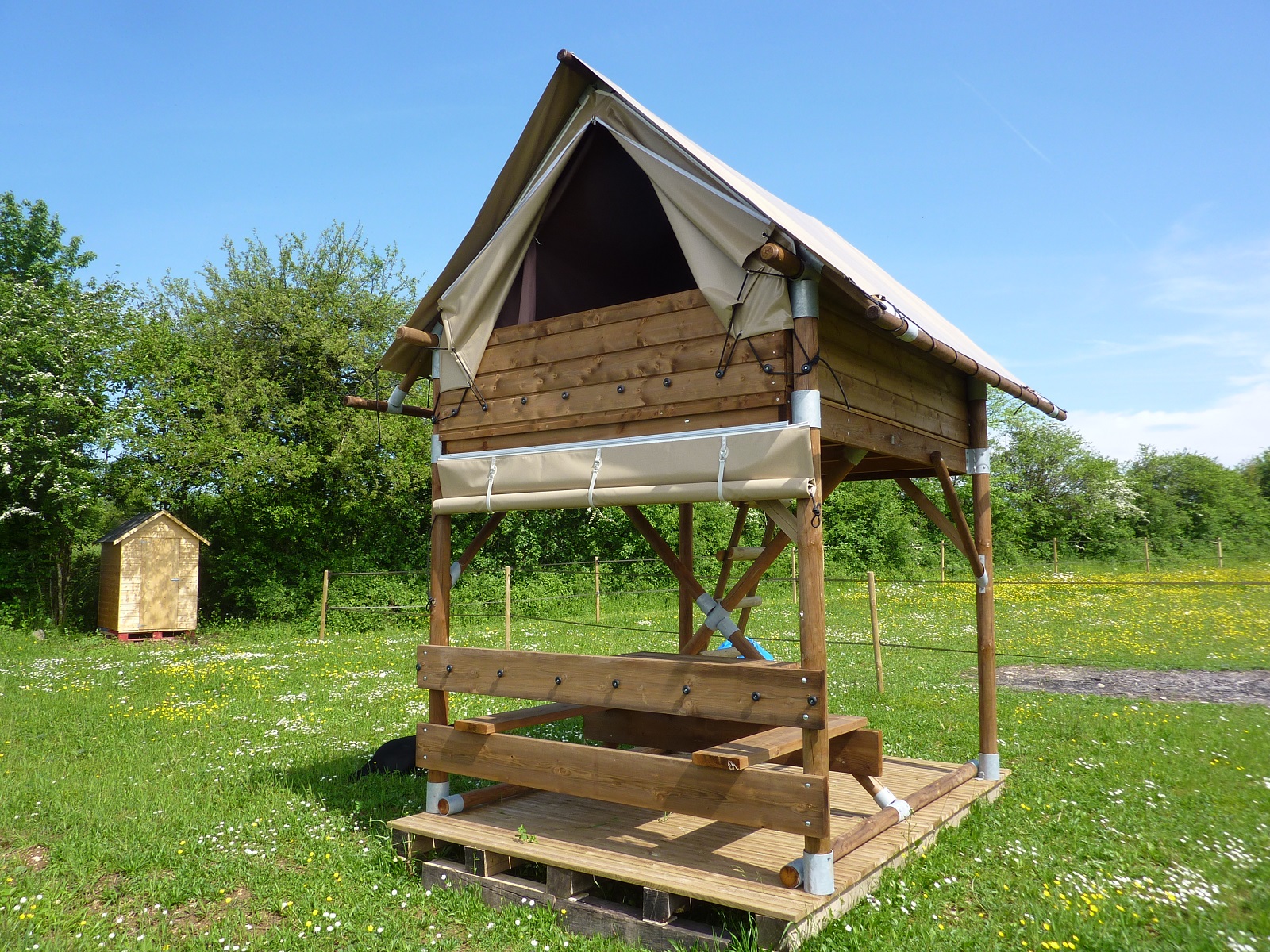 Hébergement insolite bivouac sur pilotis près de Guédelon