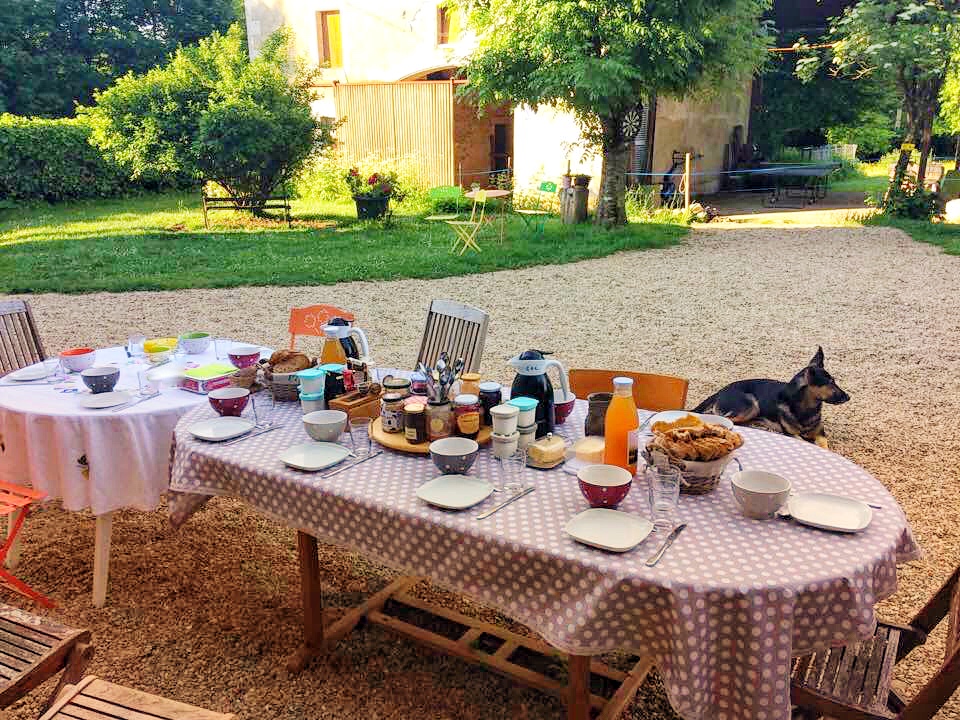 Petit déjeuner à l’extérieur chambre d’hôtes La Montagne aux Alouettes